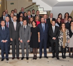 Fotografía de grupo de Su Alteza Real el Príncipe de Asturias con los asistentes a la reunión de trabajo del Patronato de la Fundación CODESPA